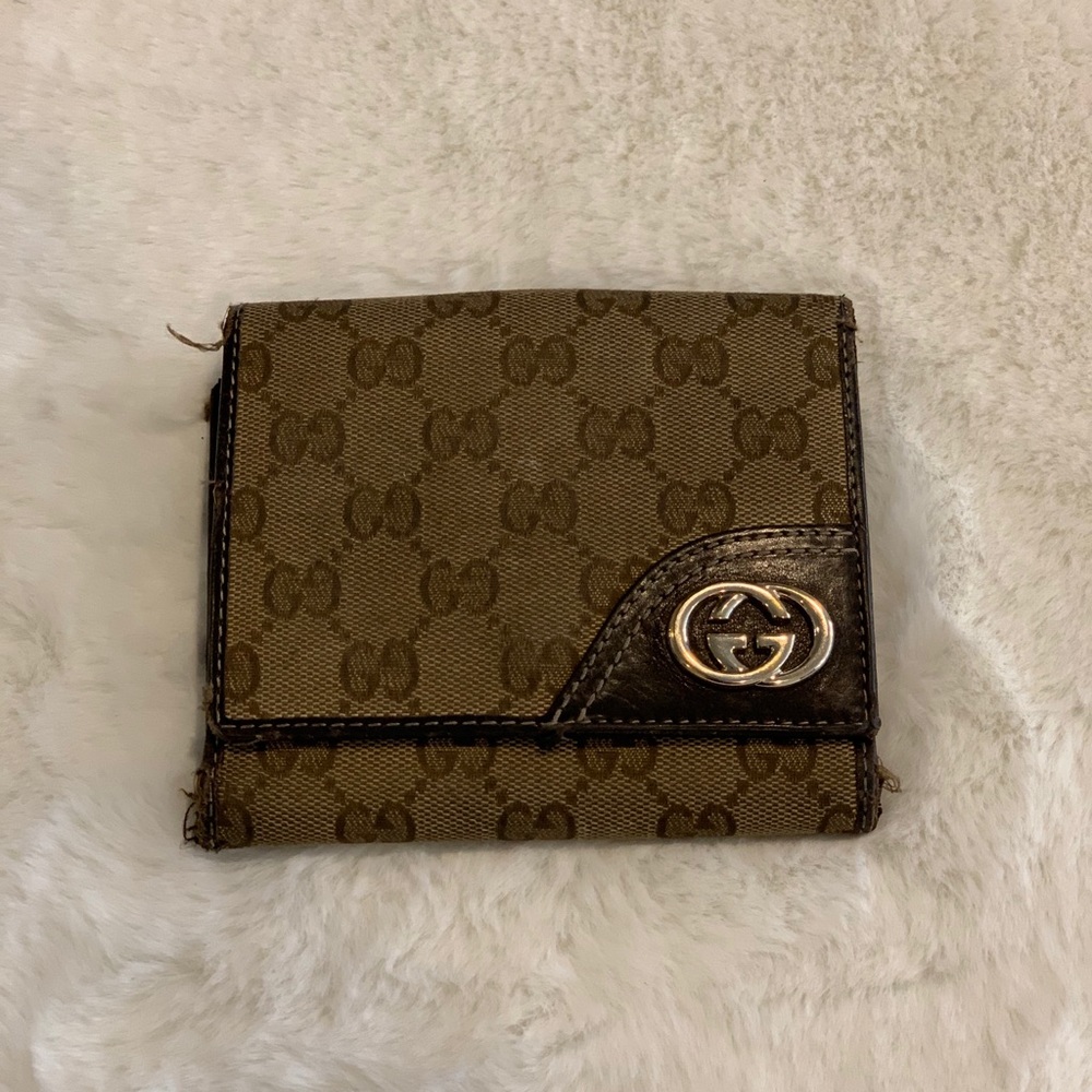 Authentic- VERY USED Gucci wallet. Signature GG.